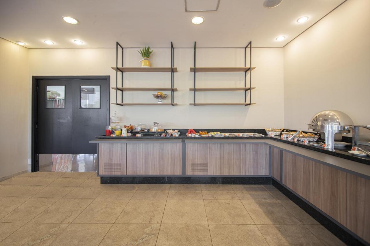 Hus Hotel 多拉杜斯 外观 照片