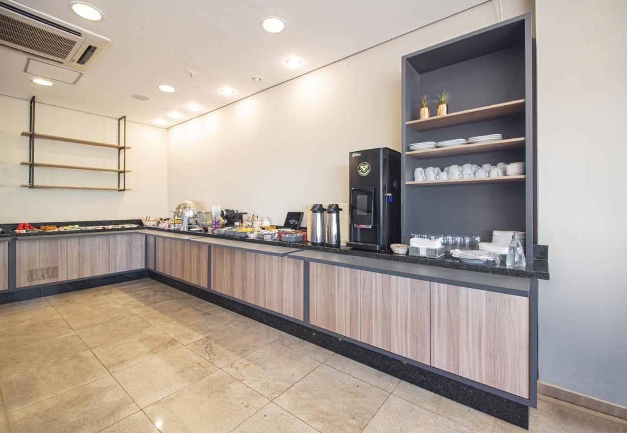 Hus Hotel 多拉杜斯 外观 照片