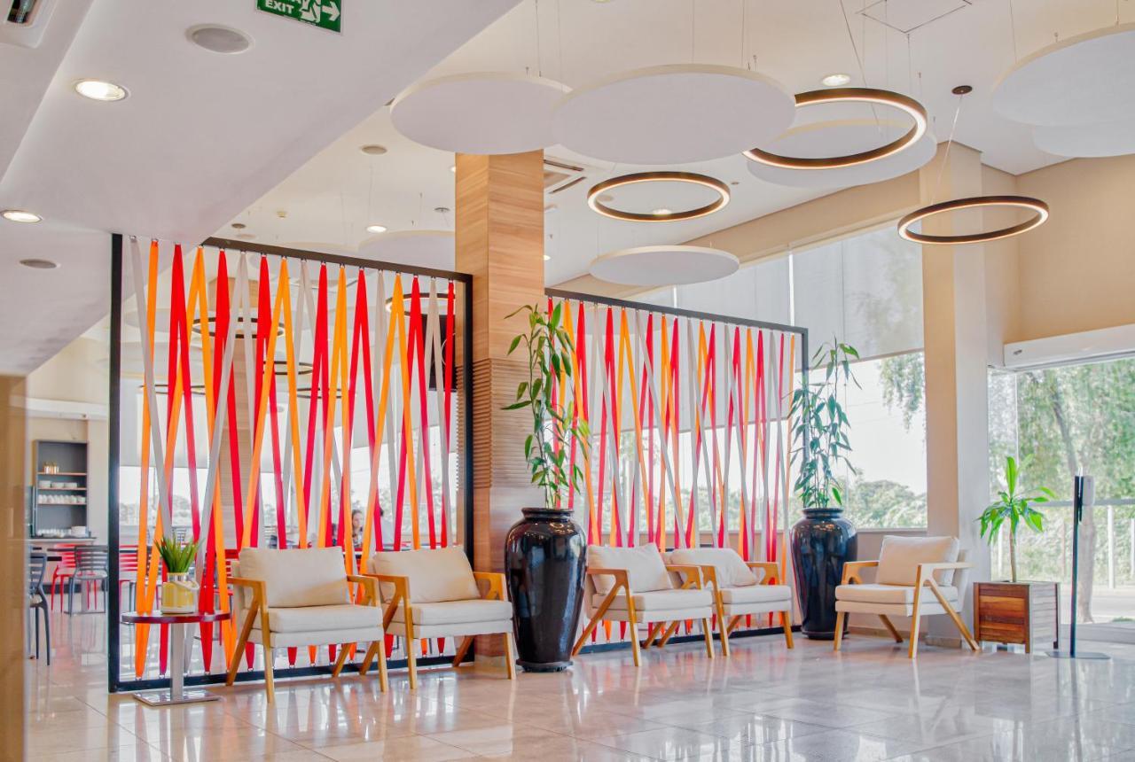 Hus Hotel 多拉杜斯 外观 照片
