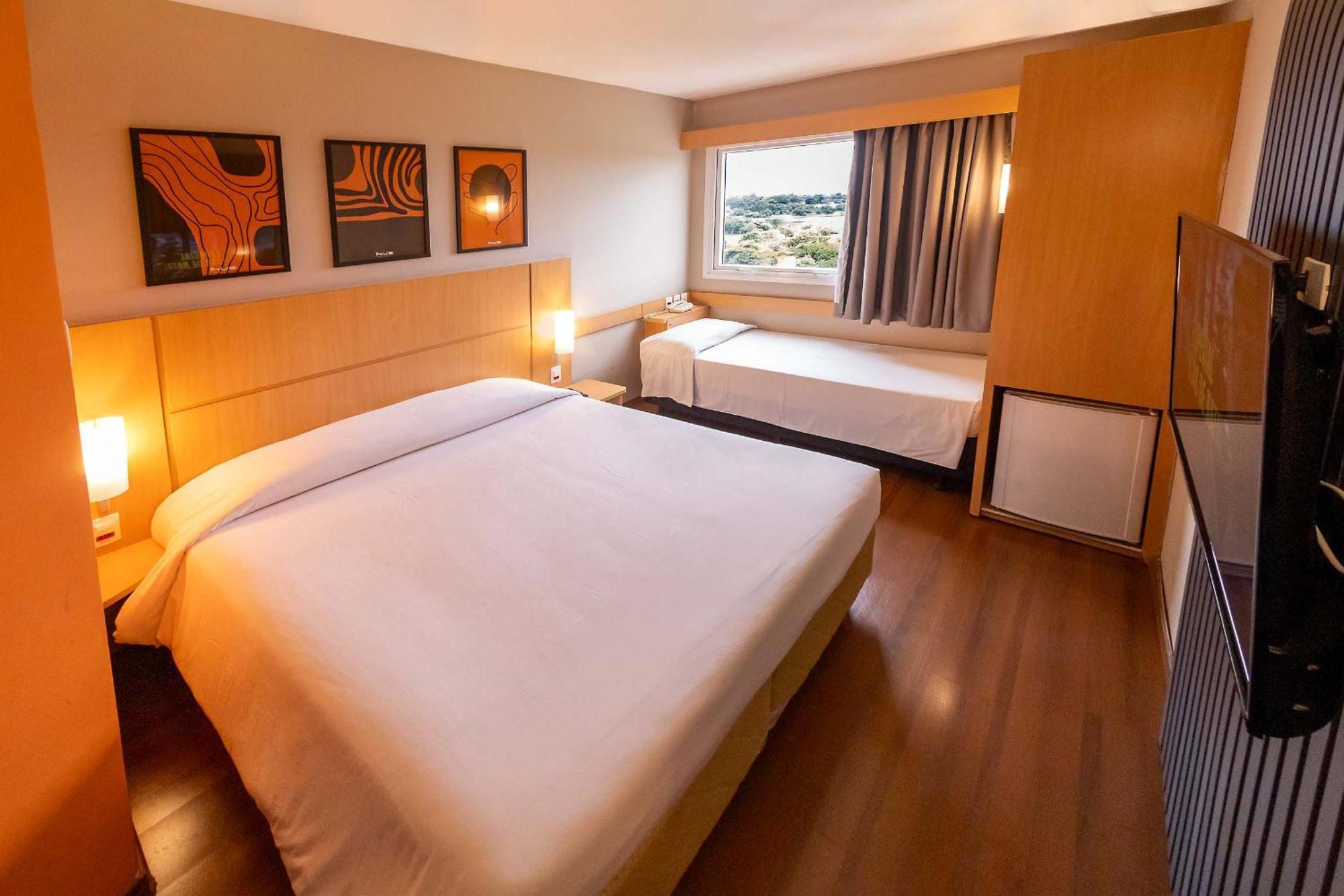 Hus Hotel 多拉杜斯 外观 照片